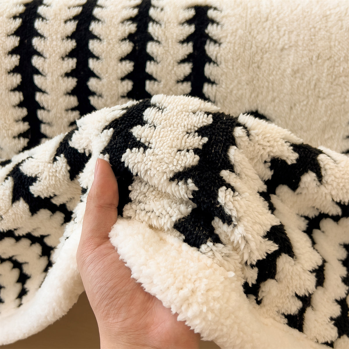 Textured jacquard throw blanket – view 8