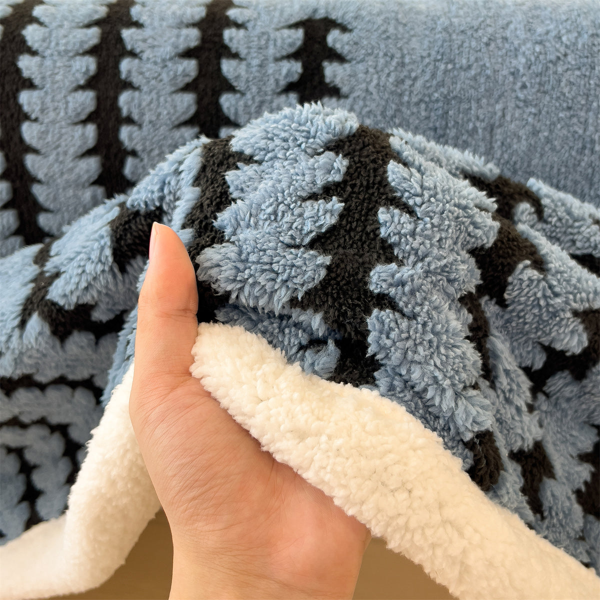 Textured jacquard throw blanket – view 3