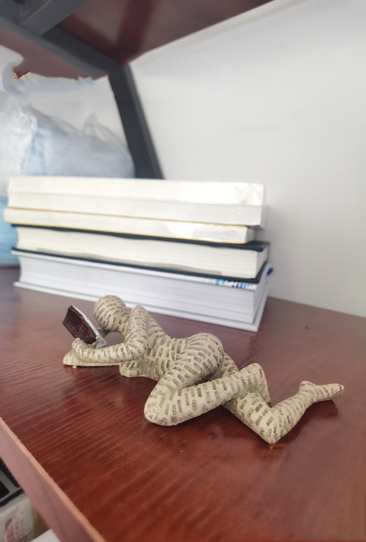 Reading woman resin statue in Style E
