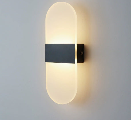 Magnetic rechargeable wall light in black, rounded corners, arc, warm light